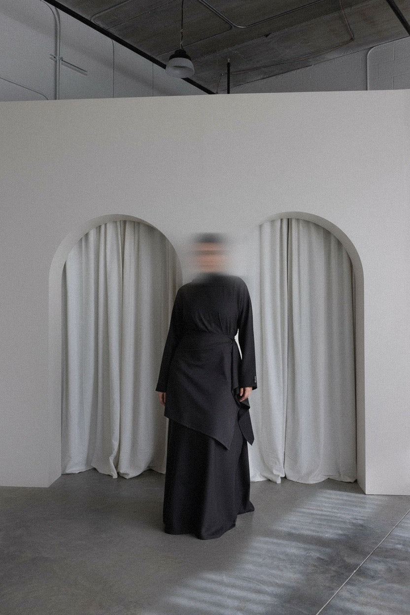 ENSEMBLE LAYERING NOIR — ROBE & CAPE