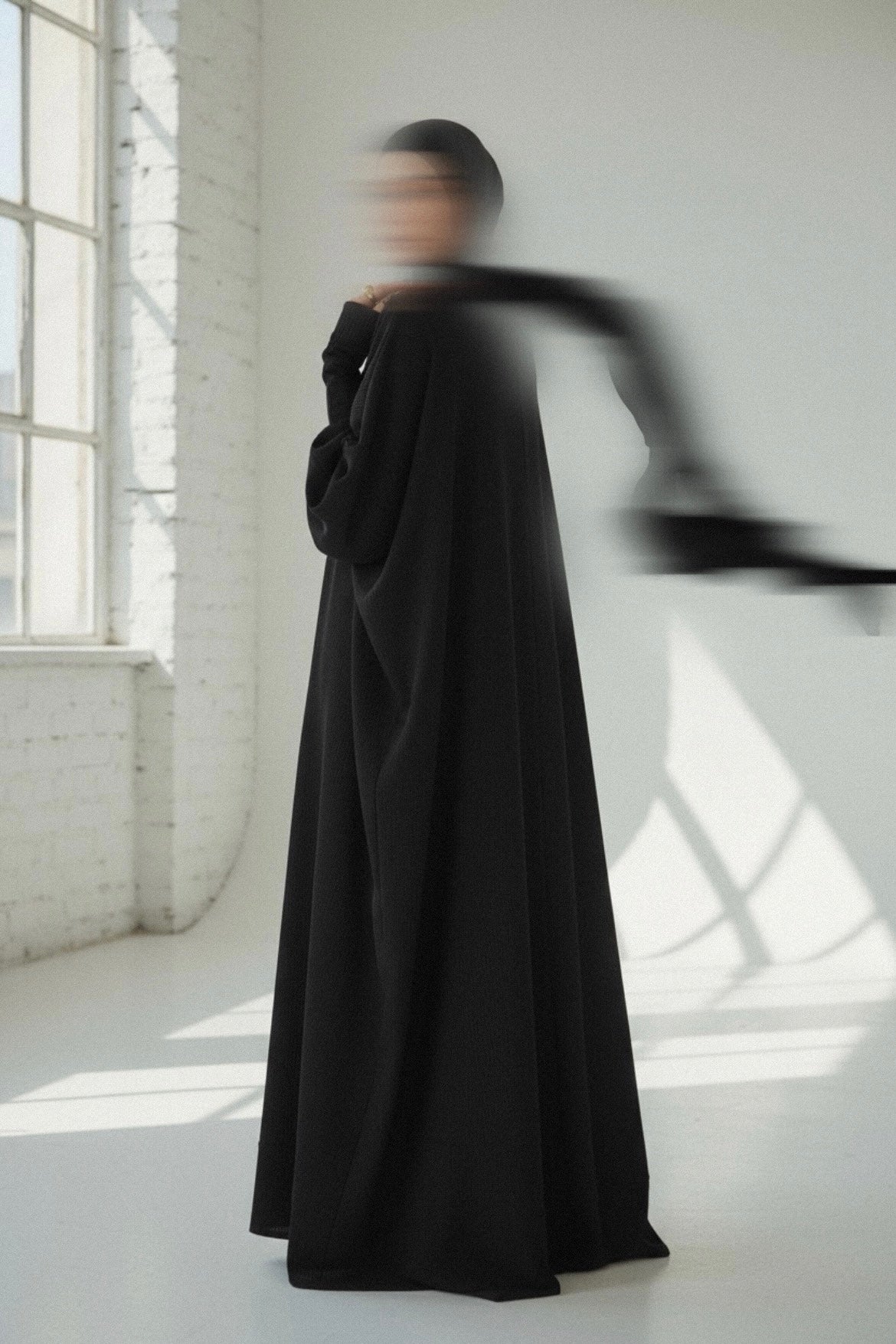ROBE ABAYA SAOUDIENNE NOIRE — ÉDITION CÔTELÉ
