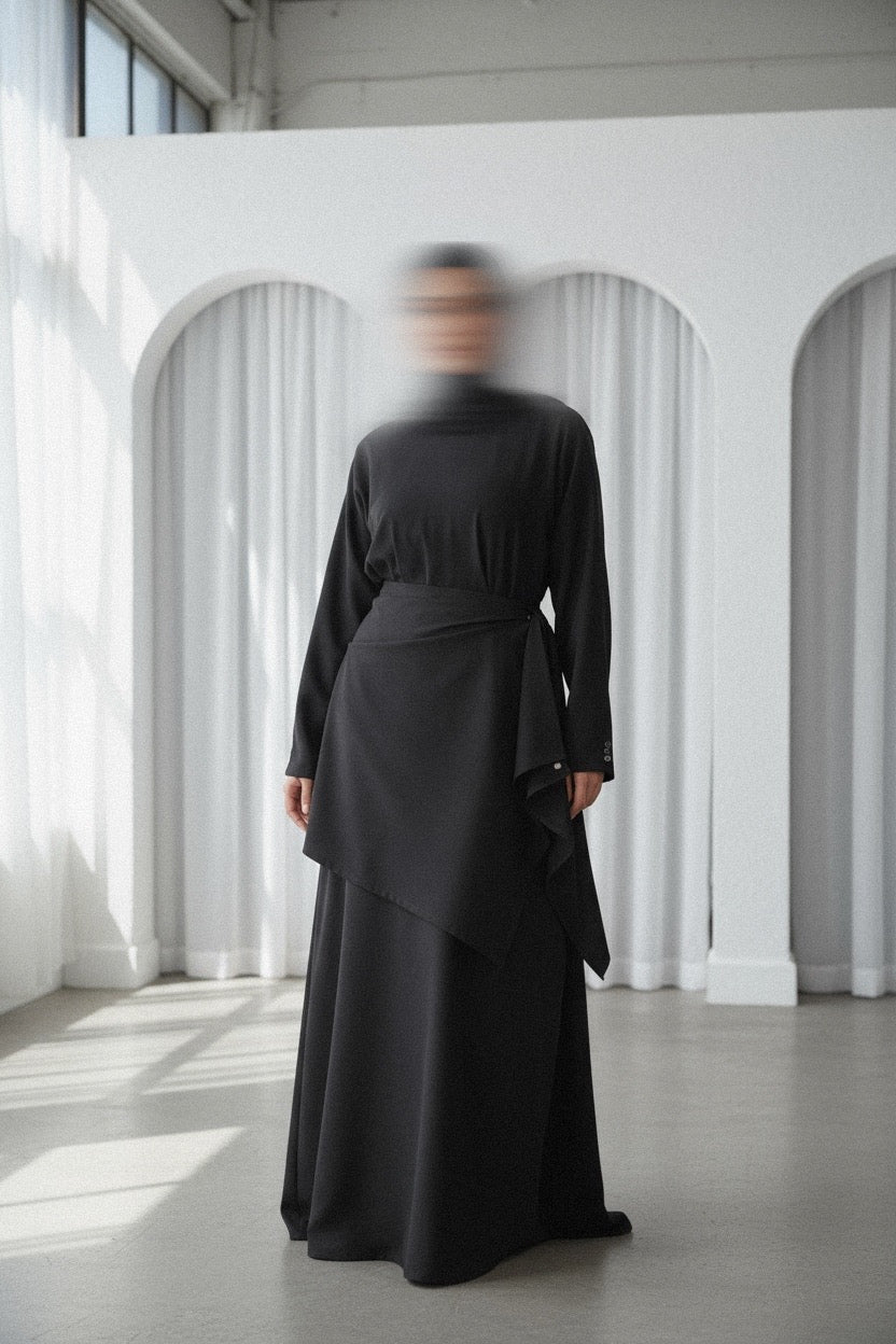 ENSEMBLE LAYERING NOIR — ROBE & CAPE