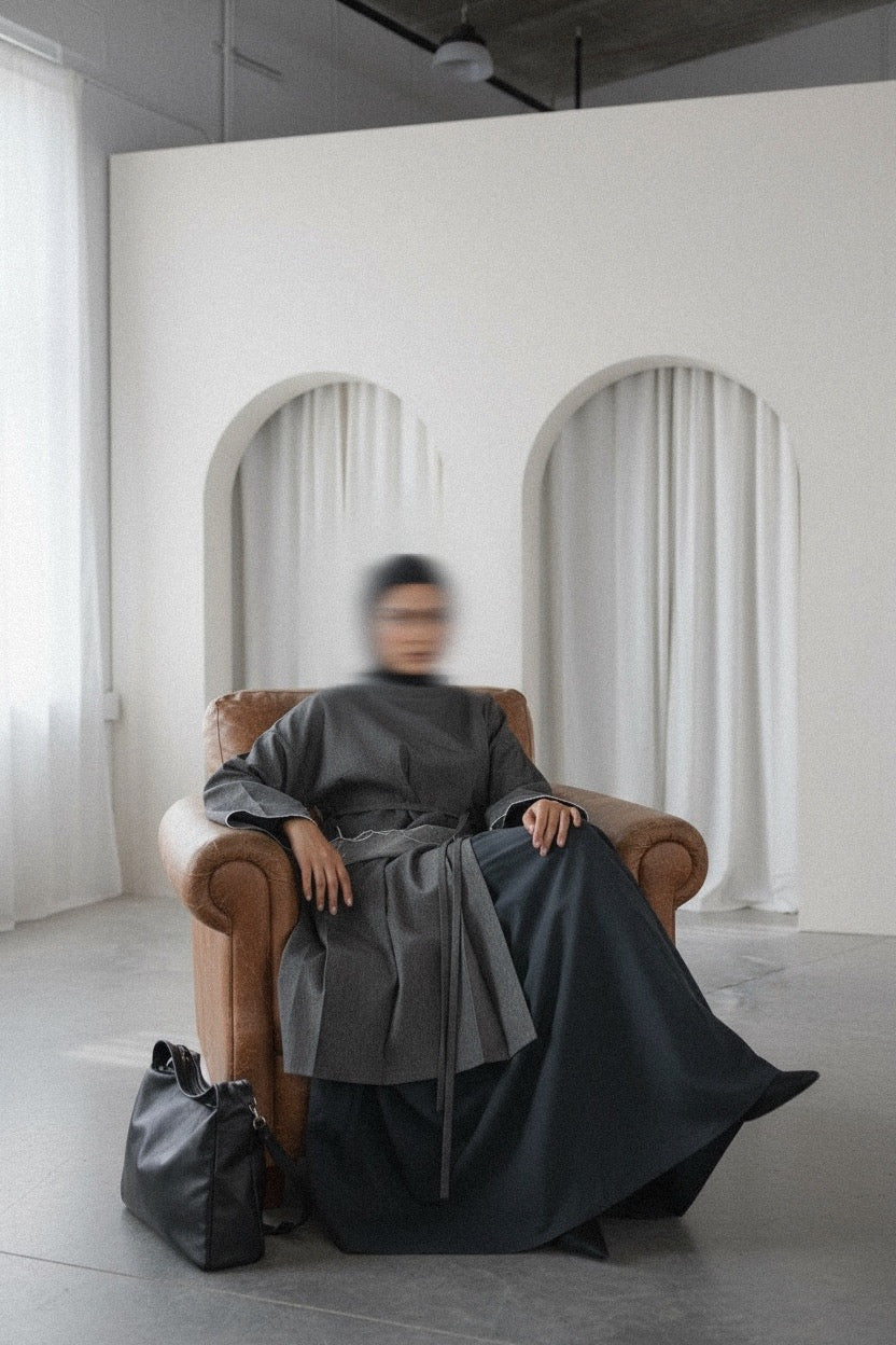 ENSEMBLE STRUCTURÉ — HAUT EN DENIM & JUPE PLISSÉE