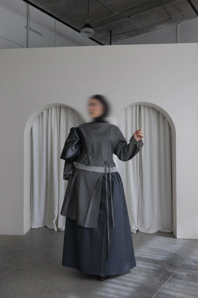 ENSEMBLE STRUCTURÉ — HAUT EN DENIM & JUPE PLISSÉE