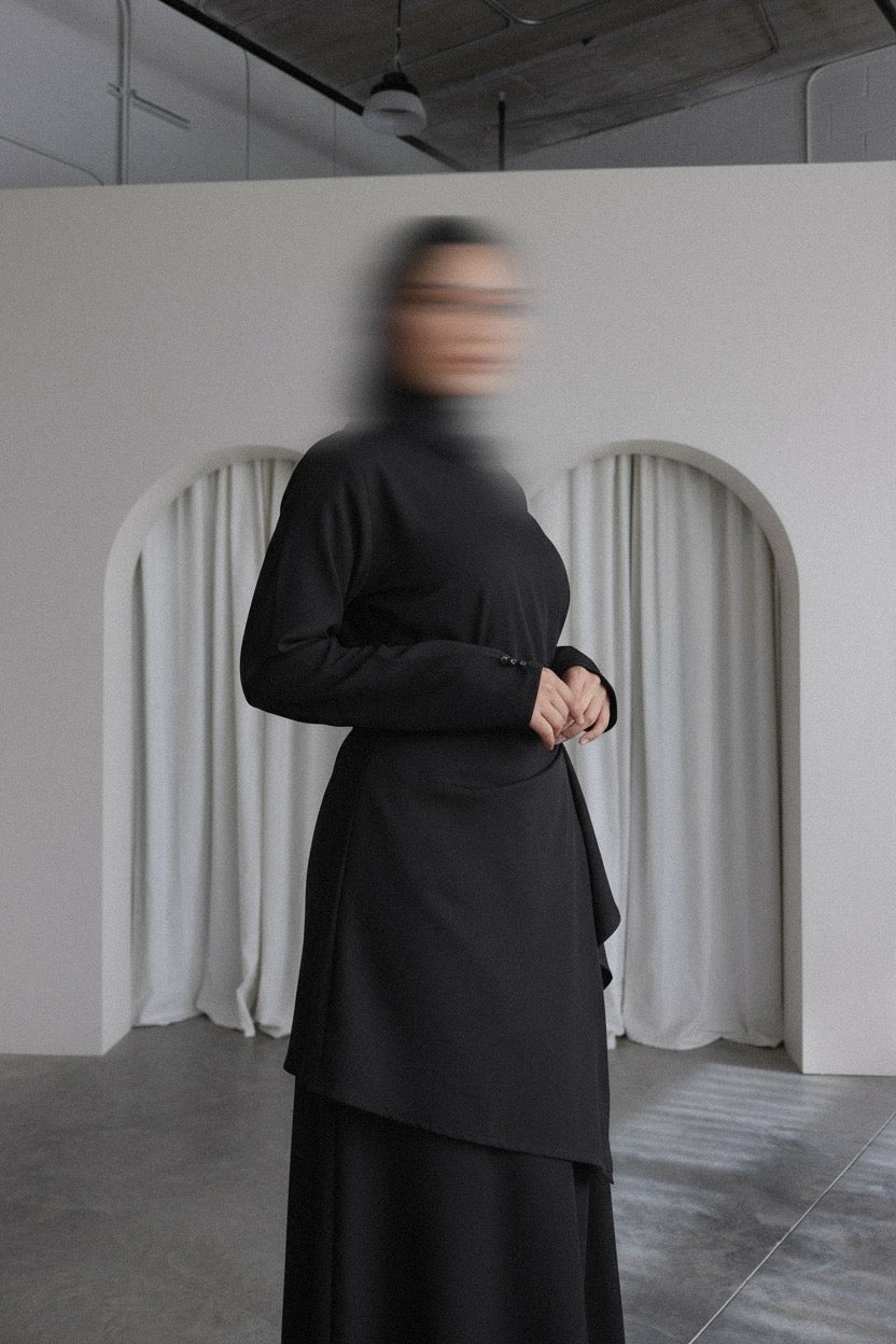 ENSEMBLE LAYERING NOIR — ROBE & CAPE
