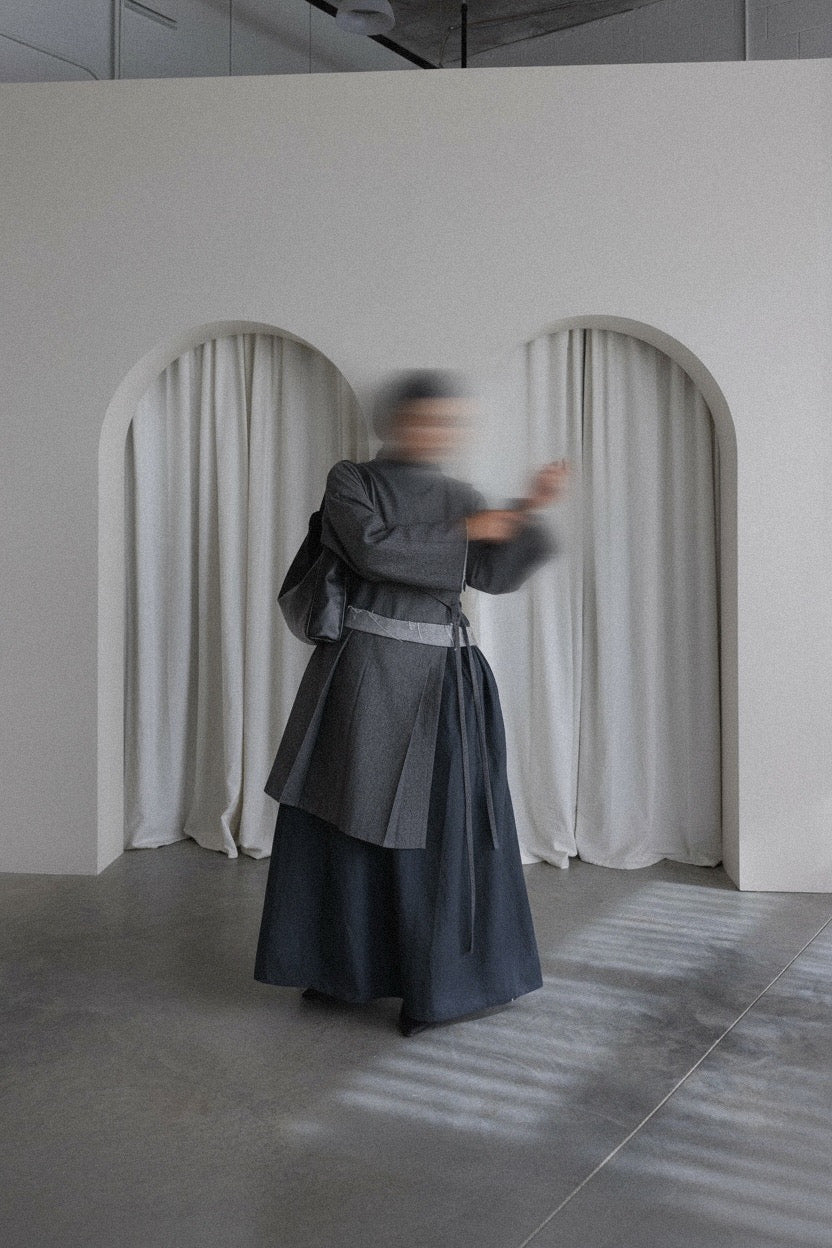 ENSEMBLE STRUCTURÉ — HAUT EN DENIM & JUPE PLISSÉE